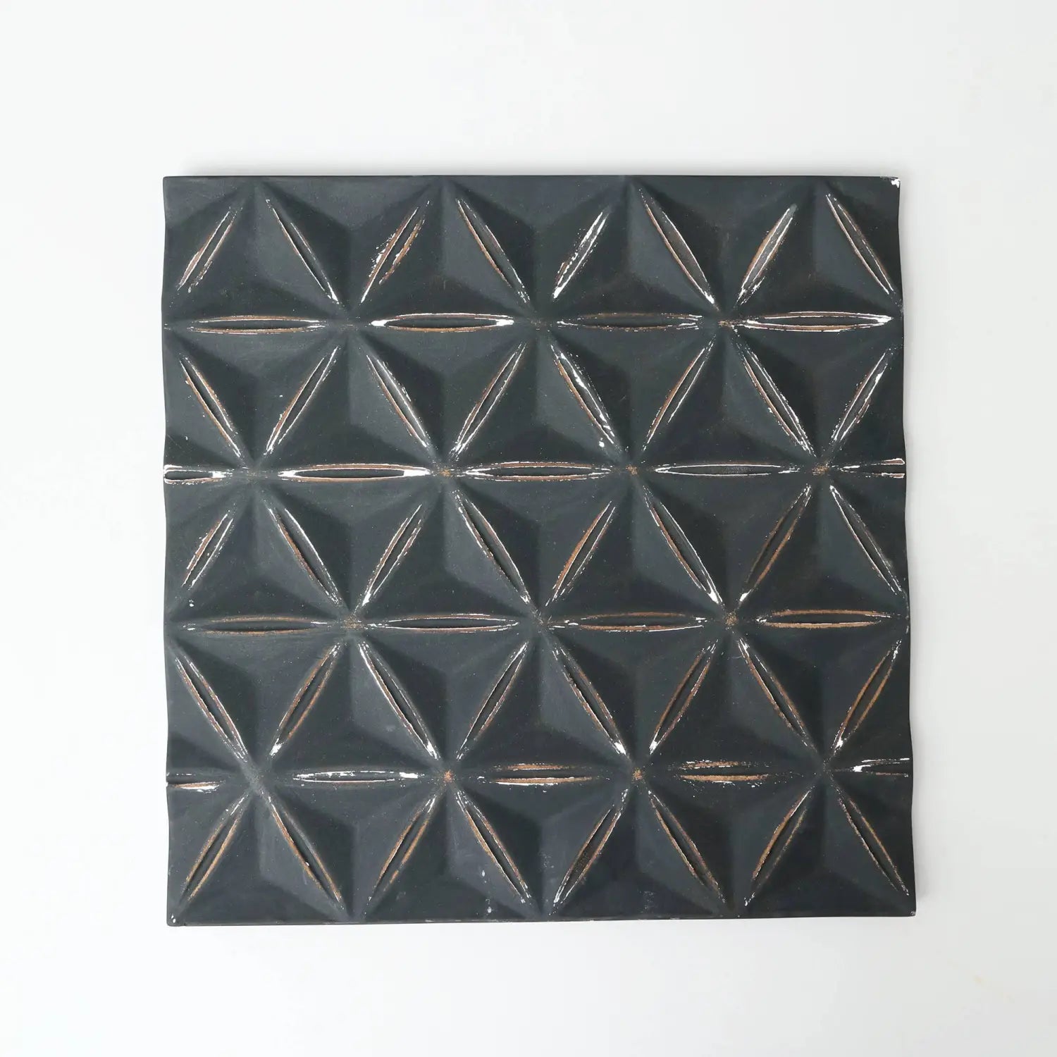 Panel de decoración mural de MDF geométrica de 16x16 en negro con destello de estrella en 3D que presenta un patrón geométrico de diamante negro brillante en 3D.