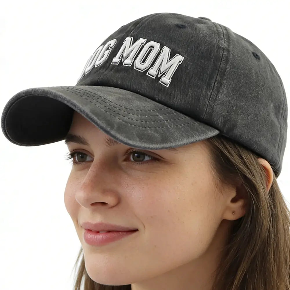 casquette de baseball en coton délavé gris foncé avec « dog mom » brodé en lettres blanches et une sangle réglable.