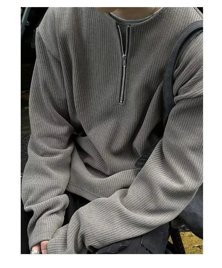 Suéter tipo jersey gris acanalado de punto para hombre, con media cremallera al frente, elaborado con tejido suave para uso casual y semiforme.