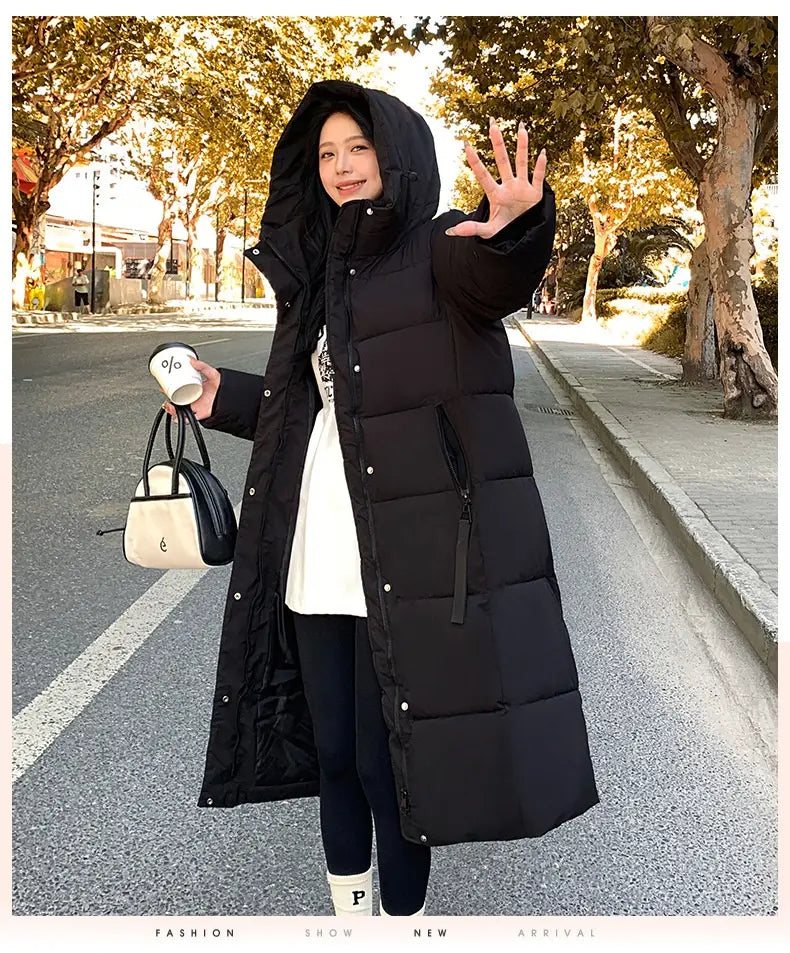 Schwarzer gesteppter Puffer-Mantel mit Kapuze und vorderem Knopfverschluss, ausgelegt als koreanische gesteppte Pufferjacke mit Kapuze.