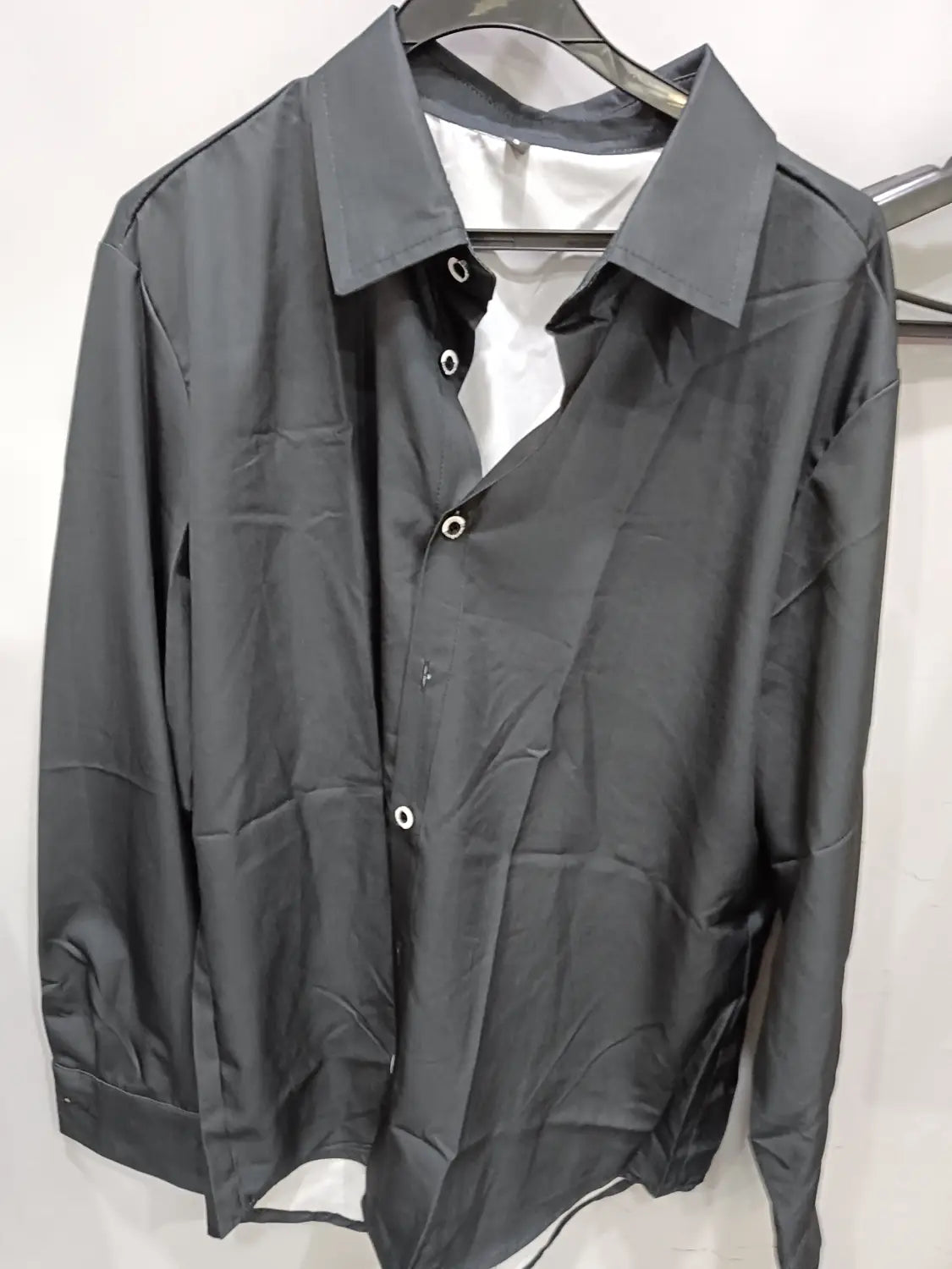 Herren-Business-Kleidhemd ohne Bügeln aus schwarzem Satin mit weißem Innenfutter und silbernen Knöpfen.