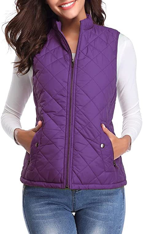 Chaleco acolchado de algodón para mujer color morado con cuello alto, cremallera frontal y dos bolsillos laterales.