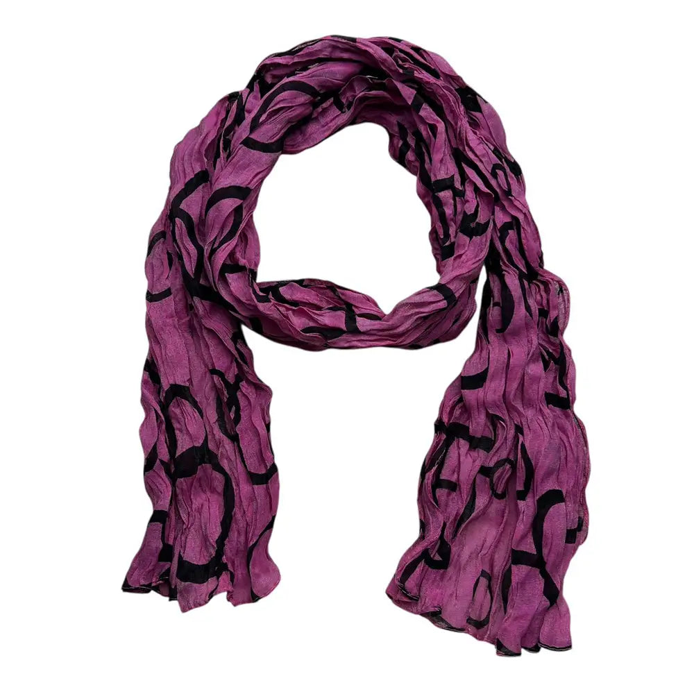 Un foulard léger en polyester fluide, violet, avec un motif abstrait noir, présenté dans un produit de foulard en polyester froncé fuchsia.