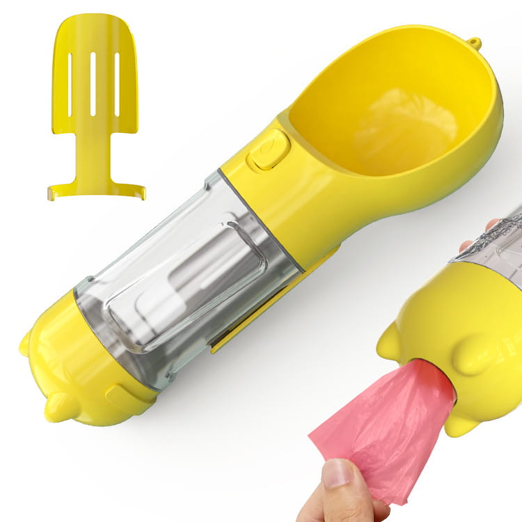 Bouteille d’eau portable 3-en-1 pour chien en forme de chat jaune vif, avec réservoir en plastique transparent et distributeur de sachets roses pour les excréments.