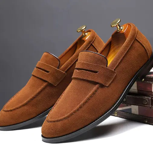 Herren-Braune Wildleder-Pennyloafers mit klassischem Slip-On-Design und von hinten sichtbaren goldfarbenen Absatzlaschen.
