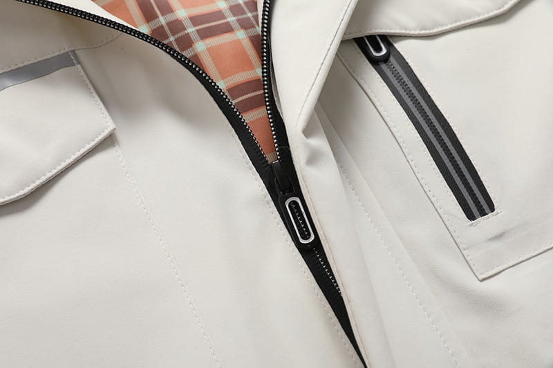Herren-Wasserabweisender Trenchcoat mit Kapuze in Off-White mit schwarzen Zippern und einem orange-braunen sowie weißen Karofutter
