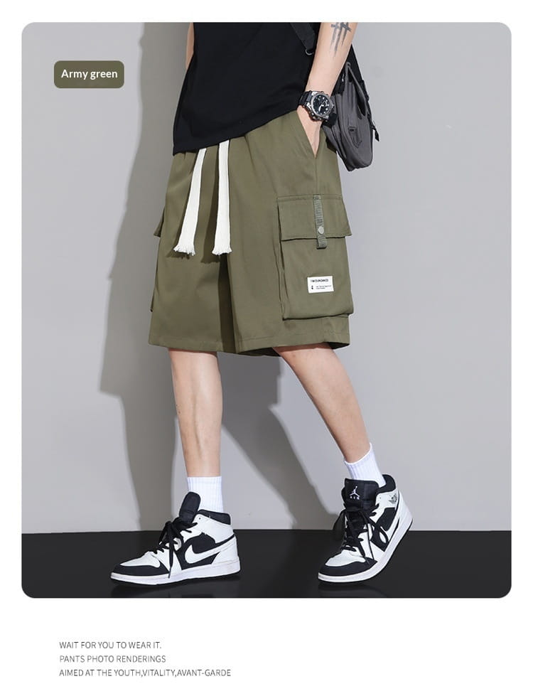 Shorts cargo décontractés pour homme grande taille en vert armée, cordons blancs, design coupe ample, et écusson de poche avant, idéals pour le sport et les loisirs