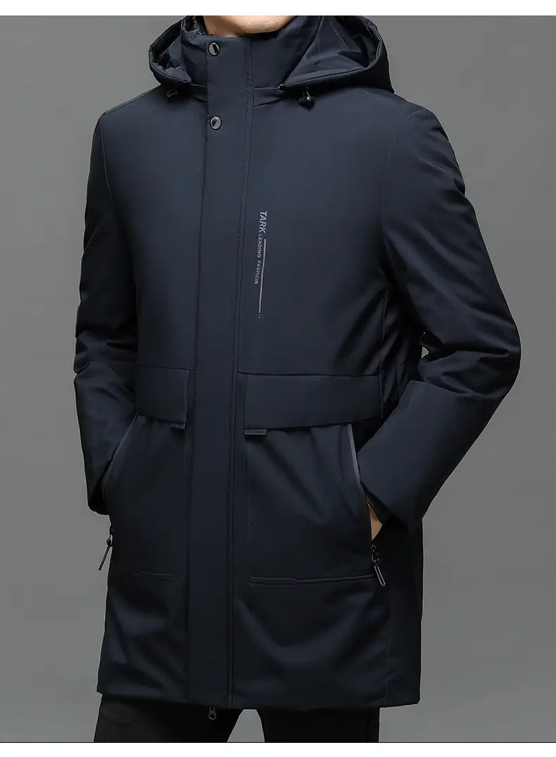 Chaqueta de invierno negra con capucha acolchada térmica que presenta un diseño moderno y elegante en negro, con una marca vertical discreta en el lado izquierdo del pecho.