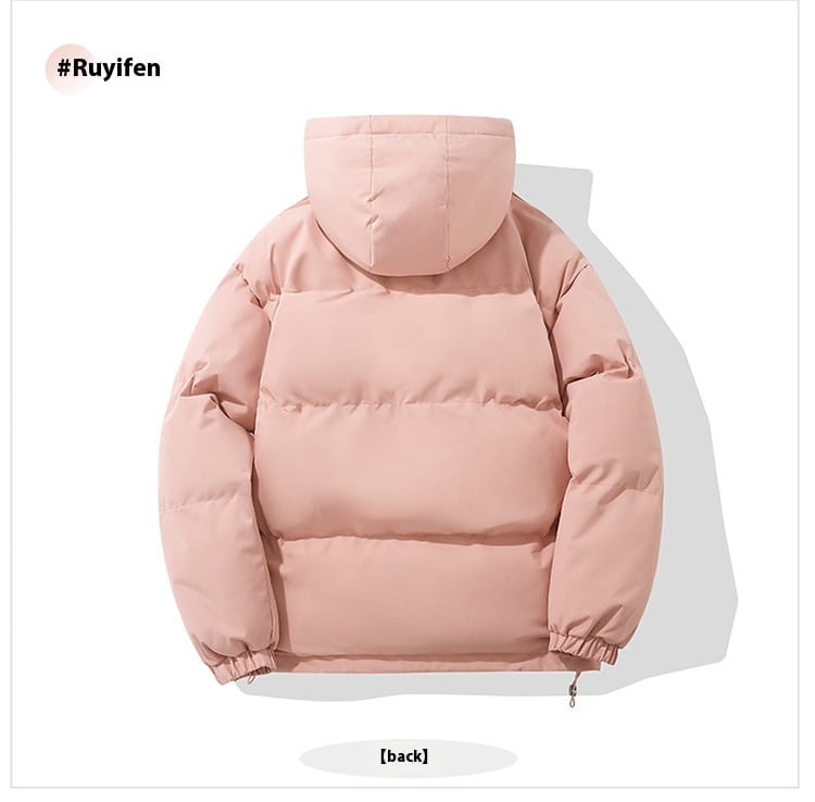 Eine weich strukturierte Damen-Kapuzensteppjacke in Puderrosa mit horizontalen Steppnähten und elastischen Bündchen.