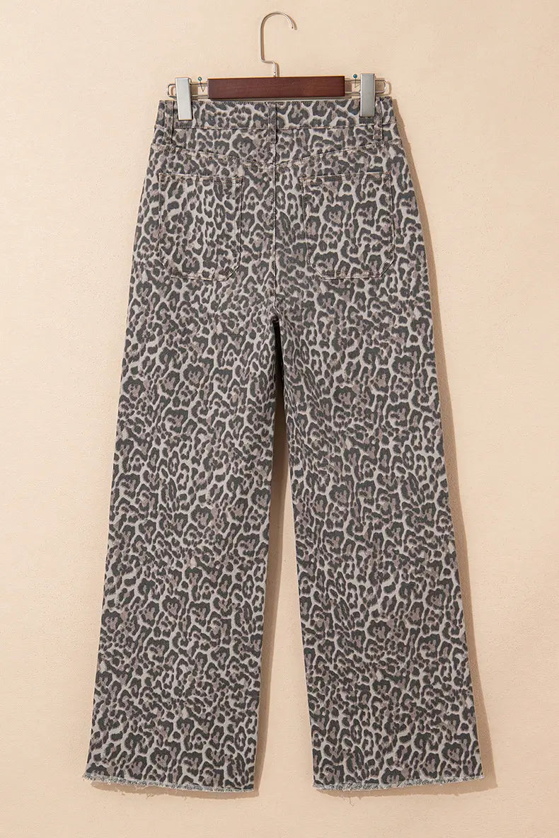 Jean en denim à taille haute évasée en imprimé léopard gris et noir, avec un ourlet effiloché, présenté du côté arrière.