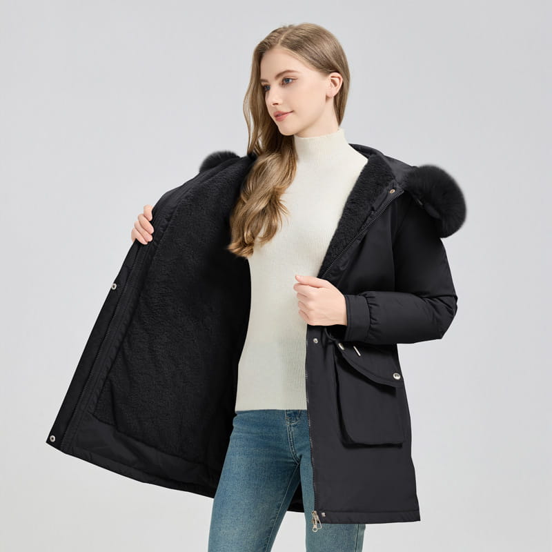 Schwarzer winterlicher Parka mit Fellfutter mit kuscheligem Fellfutter an der Kapuze und gesteppter Puffer-Außenseite, ausgelegt für Witterungsschutz bei kaltem Wetter.