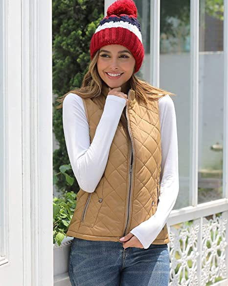 Chaleco acolchado de algodón color beige para mujer con cuello alto, cremallera frontal y dos bolsillos laterales.