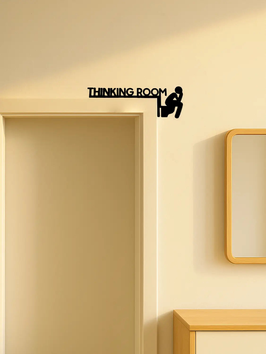 Schwarze Metall-Wanddeko für ein Denkzimmer mit einer Silhouette einer Person im Nachdenken, gestaltet als moderne Toilettenschild-Metall-Wandkunst.