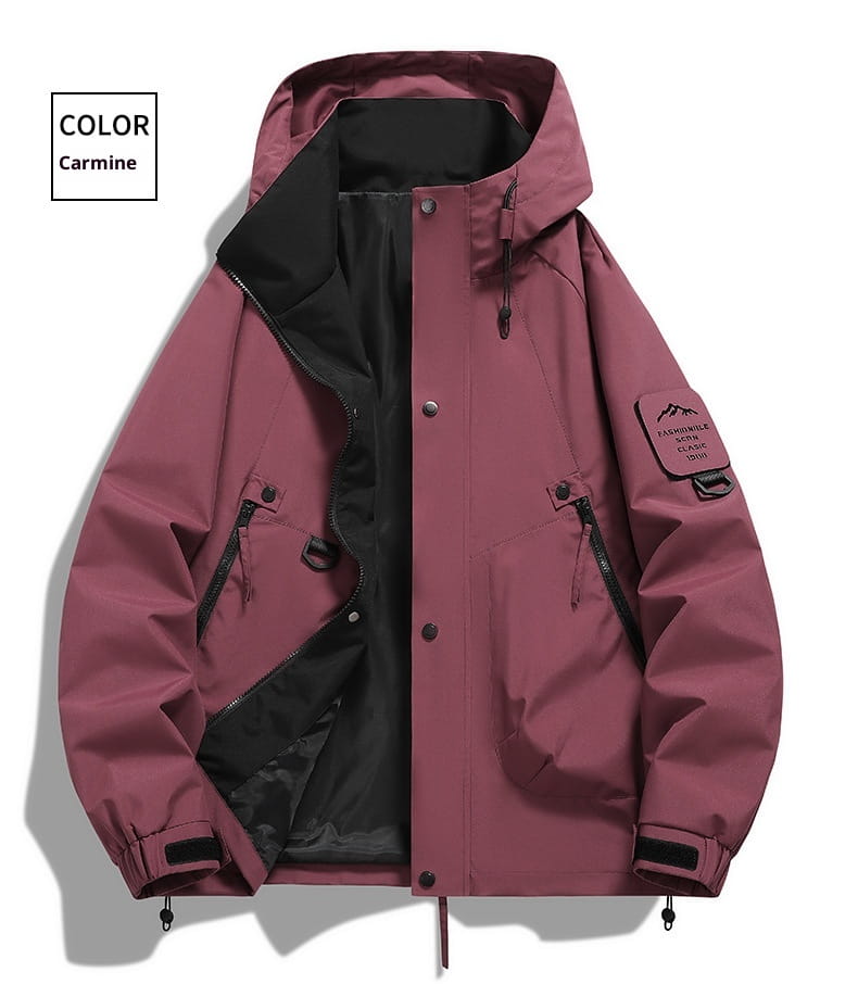 veste utilitaire à capuche moderne imperméable et coupe-vent pour homme, couleur carmin, avec doublure intérieure noire et détails de fermeture éclair.