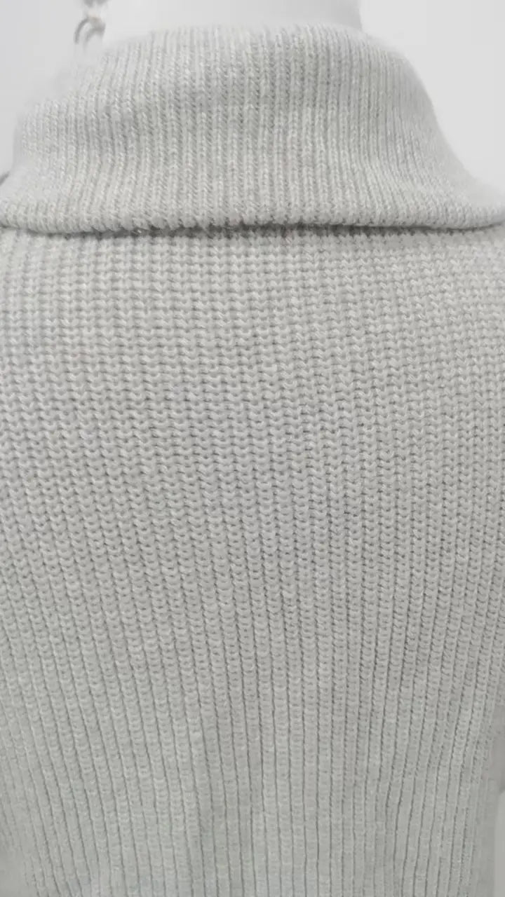 Herren-Halbrollkragenrippstrickpullover aus weichem, hellem Graustrick mit einer gemütlichen, strukturierten Ausführung.