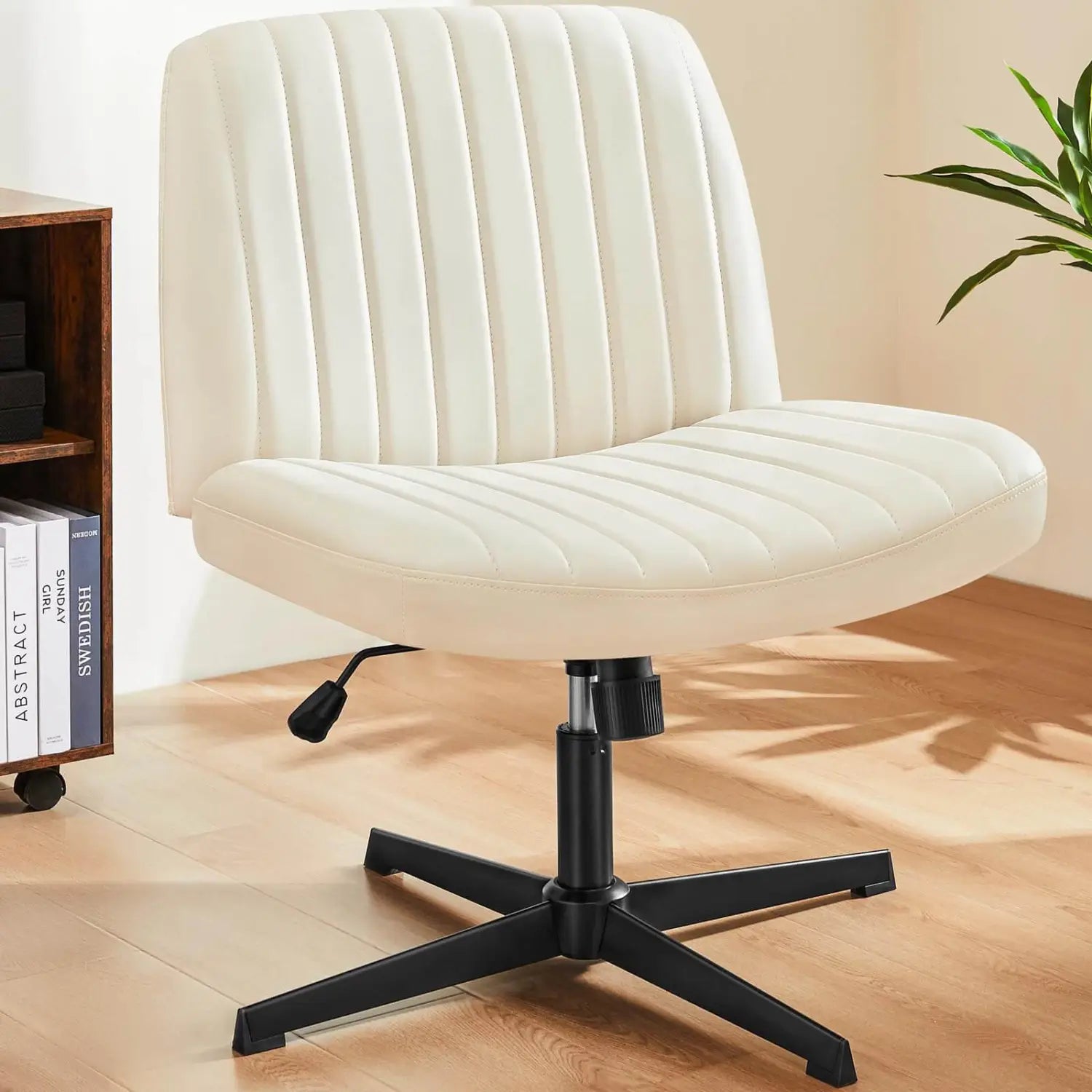 Chaise de bureau de couleur crème, à assise croisée, avec coutures verticales sur le dossier et l’assise, et base noire à cinq branches, conçue comme chaise de bureau pivotante large et sans accoudoirs.