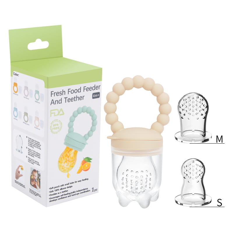 Beiges Silikon- und transparentes Kunststoff-Baby-Obstfüttergerät mit Perlengriff, ausgelegt für Babys ab vier Monaten, in einem Silikon-Teether- und Schnuller-Set.