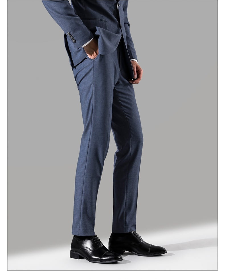 Un pantalon de costume bleu marine sur mesure à coupe moderne élégante et texture subtile, assorti à des chaussures habillées Oxford en cuir pour homme, style japonais.