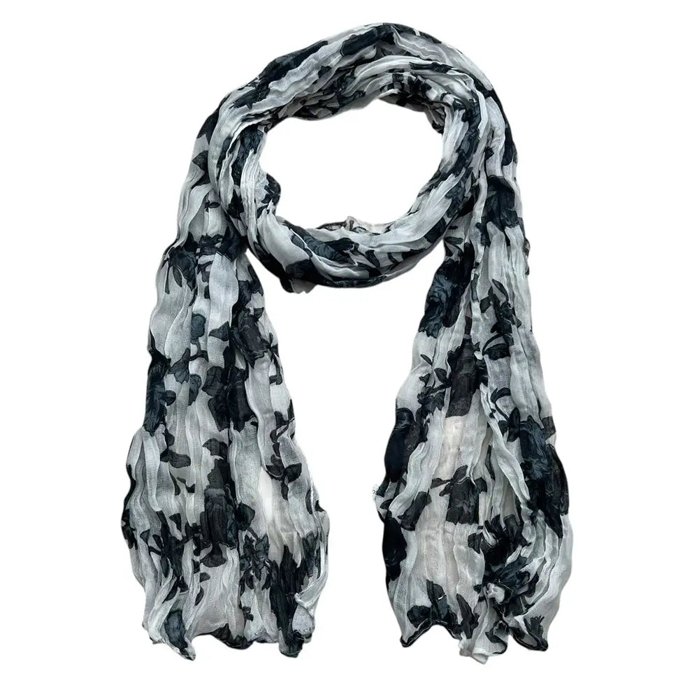 Un foulard en mousseline de crêpe (chiffon) froissé, noir et blanc, léger et transparent, à motif fluide.