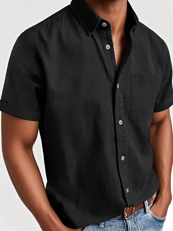 Schwarzes Herren-Jeanshemd mit kurzem Ärmel und Polokragen, mit Brusttasche und umgeschlagenen Bündchen.