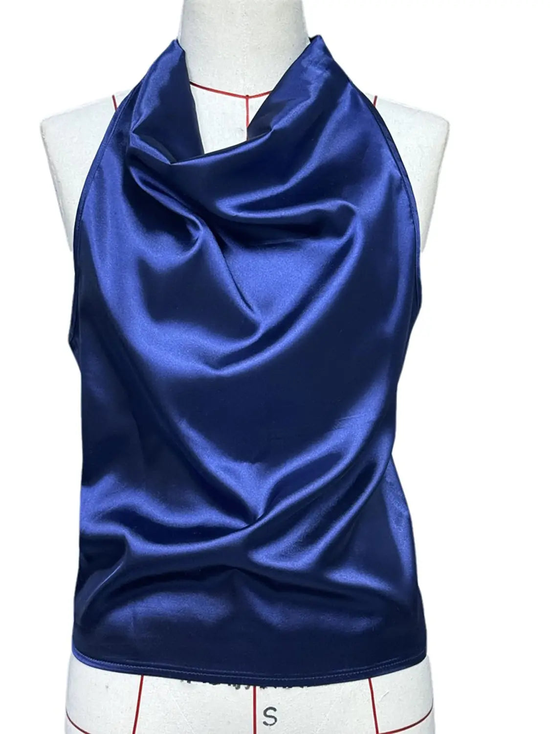 Ein tiefblaues Satin-Haltertop mit drapiertem Cowl-Ausschnitt, gestaltet als Satin-Cowl-Neck-Haltertop.