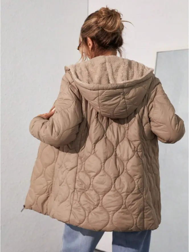 Chaqueta de invierno acolchada con capucha y forro acolchado color beige, con capucha de tacto aterciopelado y diseñado para el clima frío.