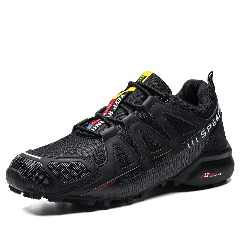 baskets de course sur sentier pour homme, grandes tailles, chaussures de plein air, en noir, avec des accents jaune, rouge et bleu sur les lacets et la mention sur le côté