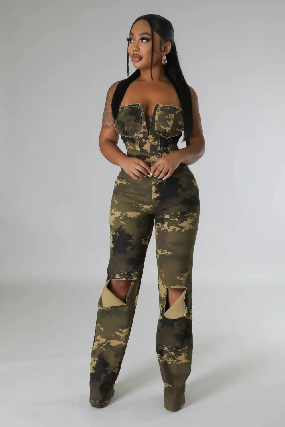 Camouflage-Aussteller-Jeansjumpsuit mit einem Korsett-ähnlichen Oberteil und ausgefransten Knie-Rissen in einer Grün-Camouflage-Optik, aus Denim gefertigt