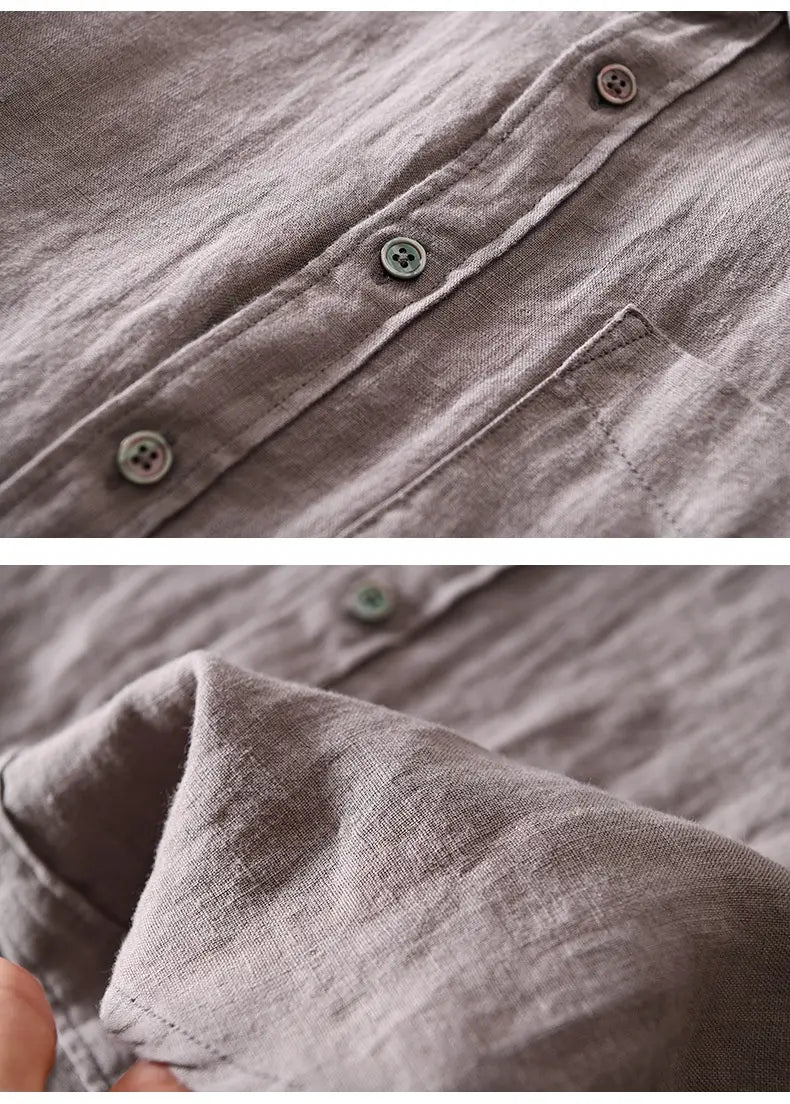 Herren-Cotton-Linen-Freizeithemd mit langen Ärmeln aus soft strukturiertem grauem Stoff mit dezenter Ziernähte und passenden Knöpfen.
