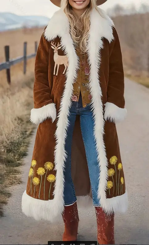 Bestickter langem Wintermantel aus Kunstfell in braunem Wildleder mit weißem Fellbesatz sowie bestickten Hirsch- und gelben Löwenzahnmotiven.