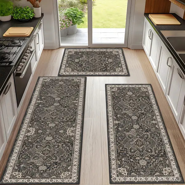 Conjunto de tres alfombras de cocina bohemias lavables de color gris oscuro y crema con estampado a juego, con diseños tradicionales intrincados y característica antideslizante.