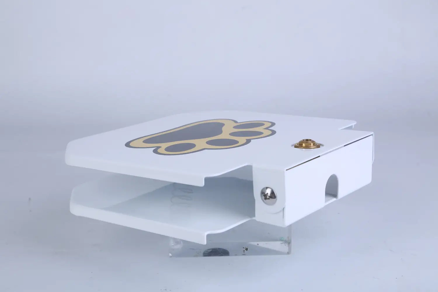Organiseur de bureau en plastique blanc comportant un motif de patte noire et or, destiné à être utilisé avec une marche d’abreuvoir pour chien, conçue pour les vannes d’arrosage pour animaux d’extérieur.