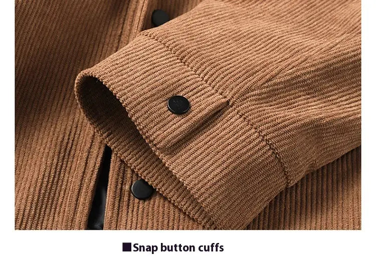 Herren-Cordjacke im Casual-Stil in Braun mit schwarzen Druckknopf-Bündchen aus weichem Cordstoff.