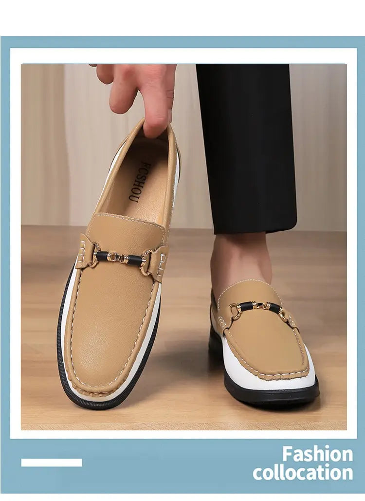 Mocassins décontractés en cuir pour homme à mors de cheval beige avec accents blanc et noir, avec une boucle à mors de cheval ton or pour un usage décontracté.