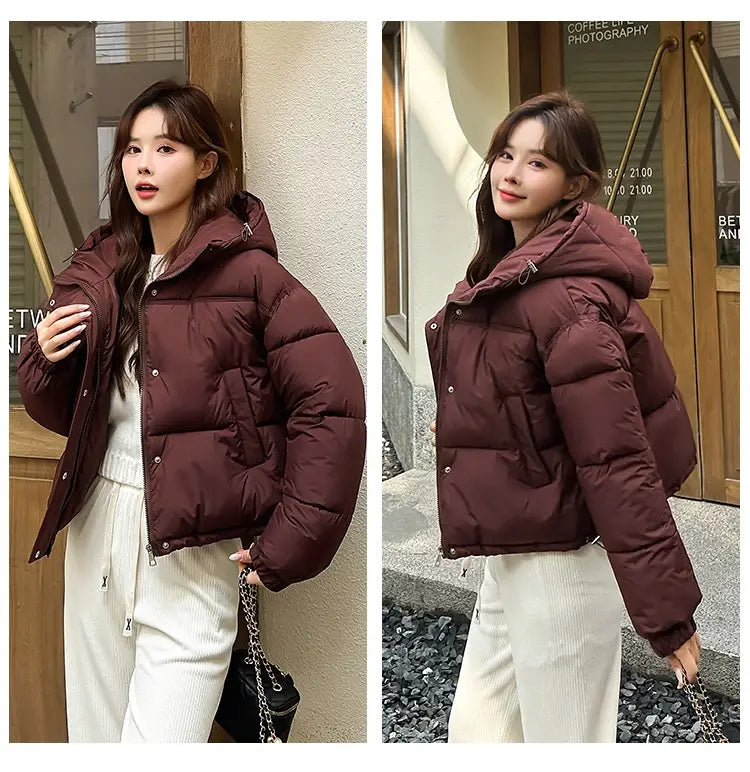 Eine gemütliche leichte Kapuzen-Pufferjacke aus Baumwolle in Bordeauxrot mit Steppdesign und silberfarbenen Knöpfen.