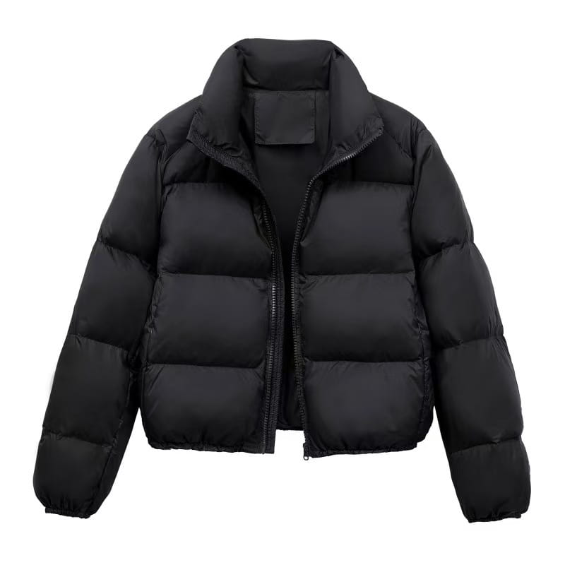 Schwarze wattierte Steppjacke mit hohem Kragen, entworfen für Wärme bei winterlichen Bedingungen.