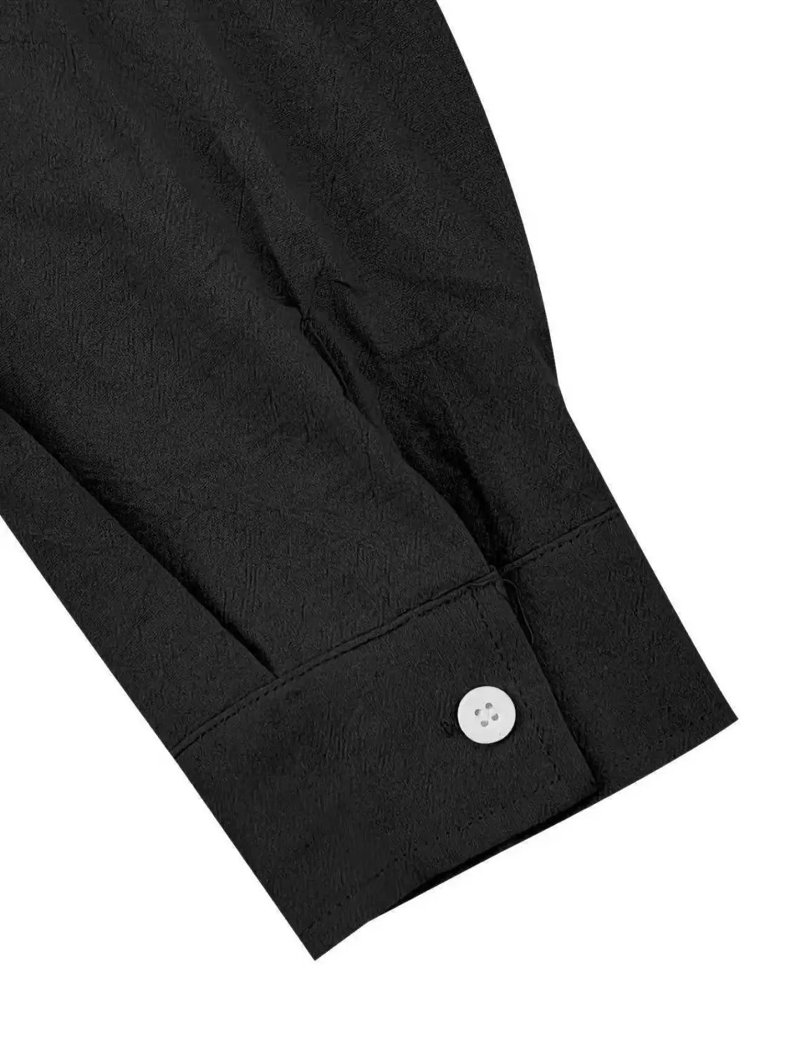 Schwarzer strukturierter Stoffärmel eines Herren-Cotton-Leinenhemds mit Kordelzug mit einem weißen Vierlochknopf