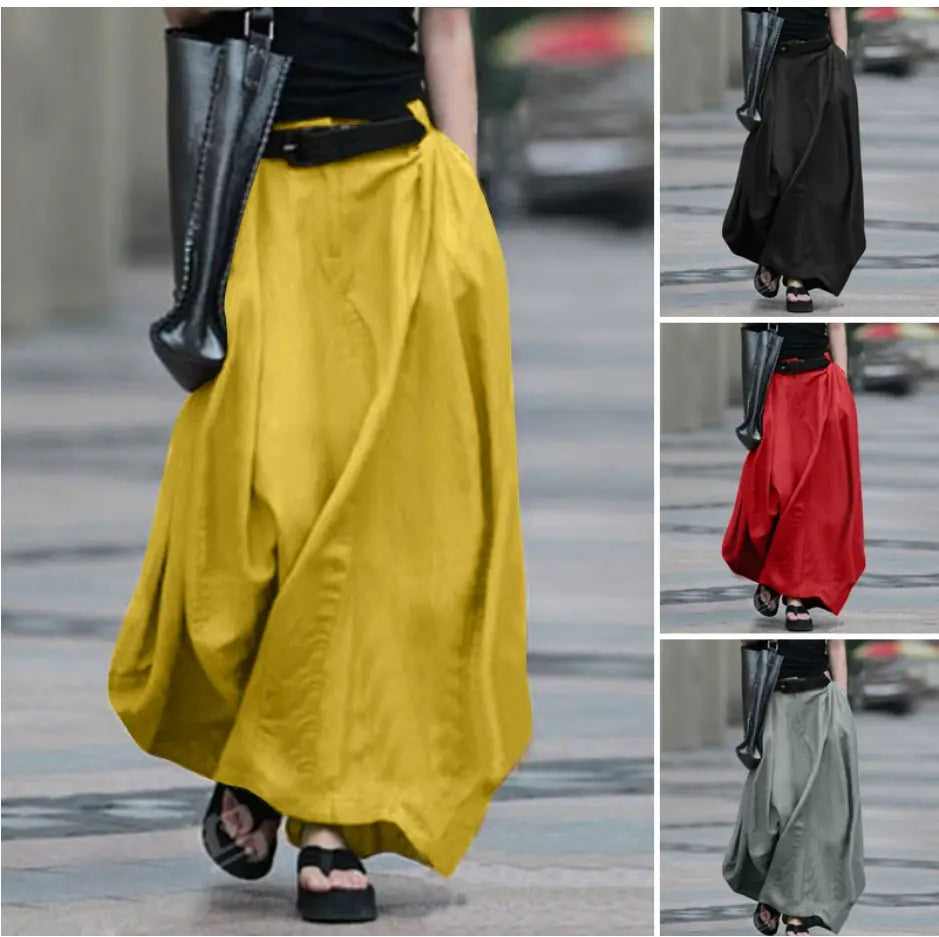 Jupe longue maxi en satin jaune à taille haute, au design ample à jambes larges et au tombé fluide, associée à une ceinture noire et à des sandales noires assorties.