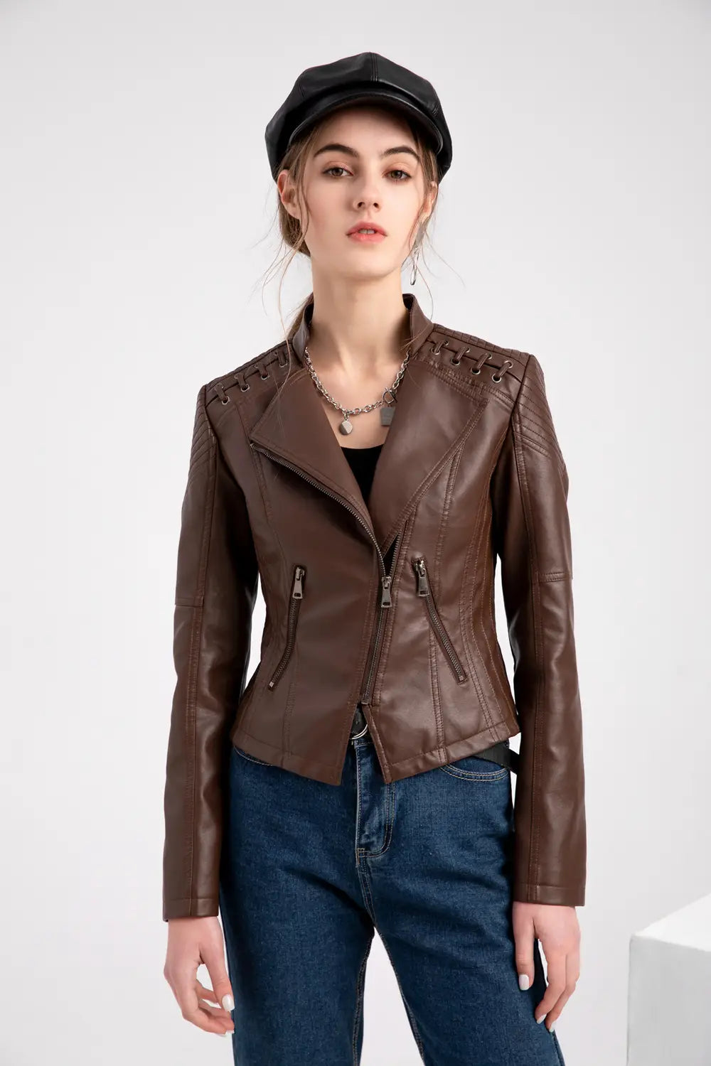 Braune Faux-Leder-Motorradjacke für Damen im Slim-Fit-Mantel mit gestickten Details und Frontreißverschlüssen.