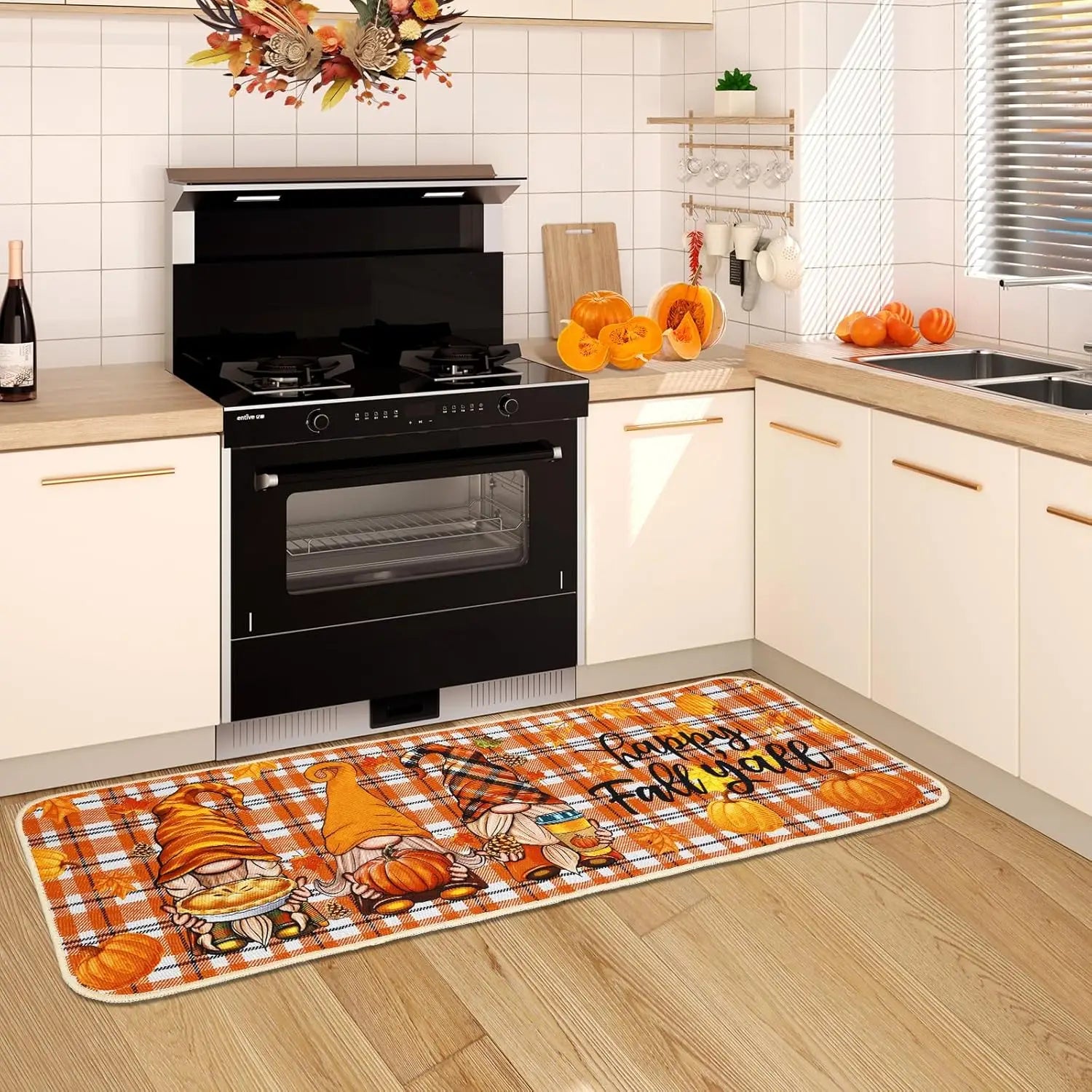 Küchenteppich zum Thanksgiving-Thema im Orange-und-Weiß-Karo: mit Cartoon-Zwergen, Kürbissen und dem Text „Happy Fall Y’all“ aus der Kollektion der herbstlichen Küchenmatten im Gnome-Karo-Design, 2er-Set Thanksgiving