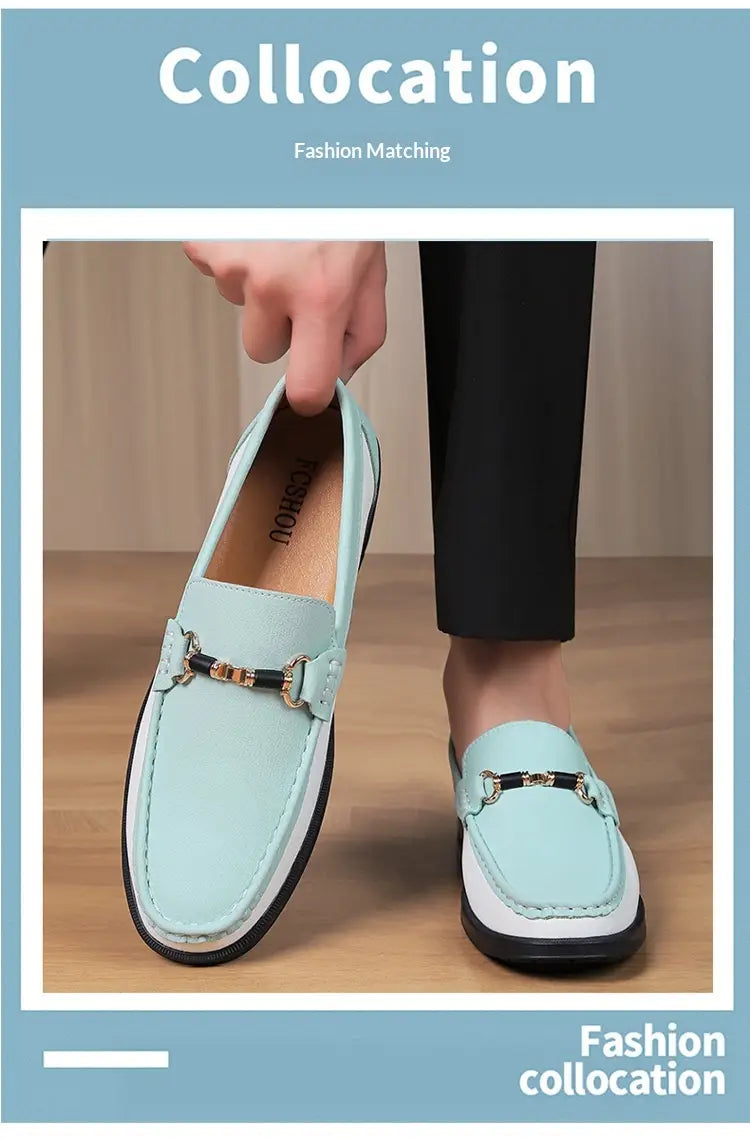 Mocassins décontractés en cuir bleu clair pour homme à mors de cheval avec détail de boucle métallique noire et dorée.