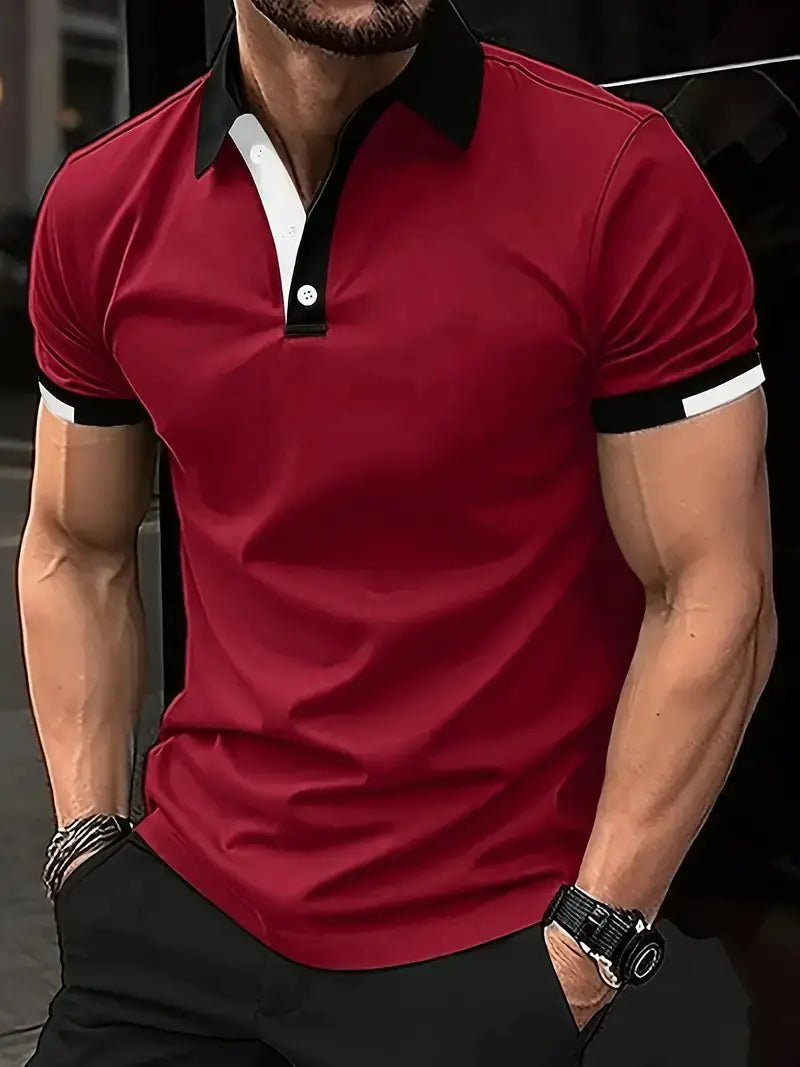 Kontrastiertes Herren-Poloshirt in Rot mit schwarzem Kragen und Manschetten, mit weißen Streifen als Akzent, geeignet für Anlässe im Casual- und Semi-Formal-Stil.
