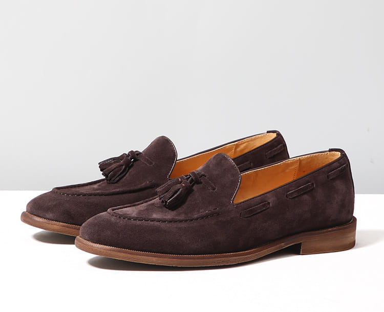 Mocassins à pampilles en daim beige, en daim marron, avec une semelle en caoutchouc cousue et une doublure intérieure beige.