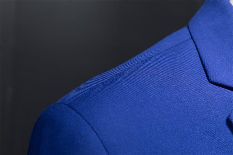 Chaqueta de vestir empresarial de pana azul real vibrante con ajuste slim, tejido a medida suave y acabado de costuras precisas.