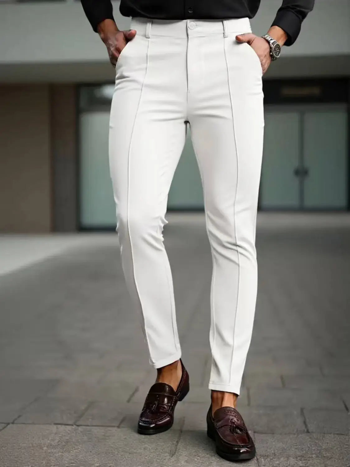 Herren-Slim-Fit-Stretch-Anzughosen in Weiß mit einem eleganten modernen Design und dezenten vertikalen Nähten entlang der Beine.