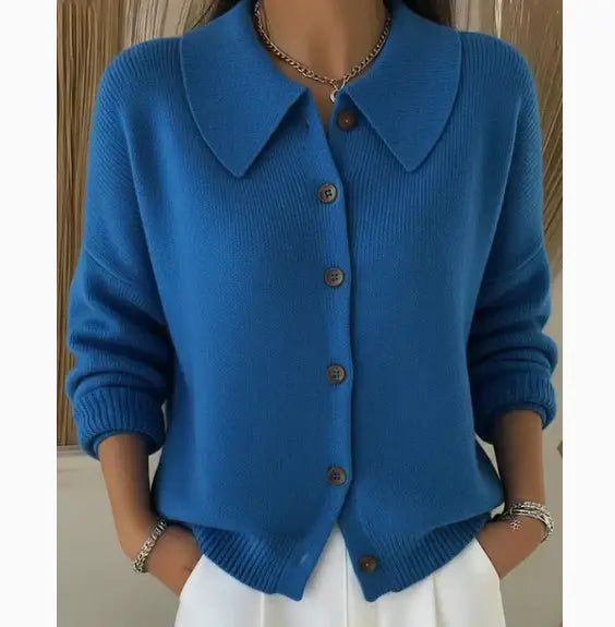 Un cardigan boutonné en maille tricotée bleu vif pour femmes, présentant un col classique, des boutons en bois et une coupe ample et décontractée.