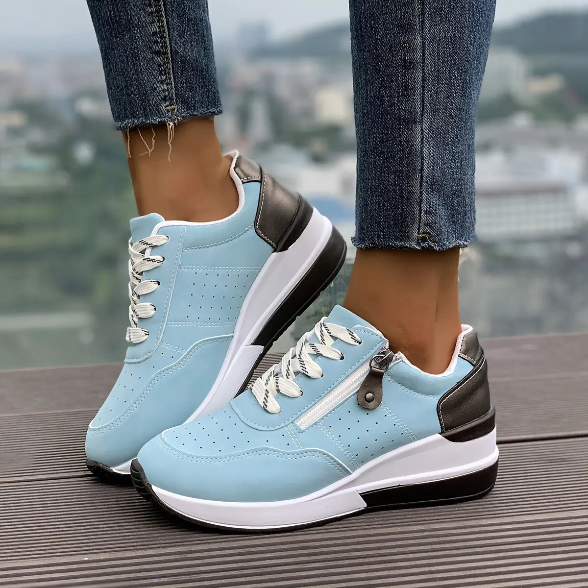 Baskets à plateforme pour femmes en cuir synthétique, articles décontractés, bleu clair et noir, avec lacets blancs, panneaux supérieurs perforés et design de semelle épaisse à superpositions