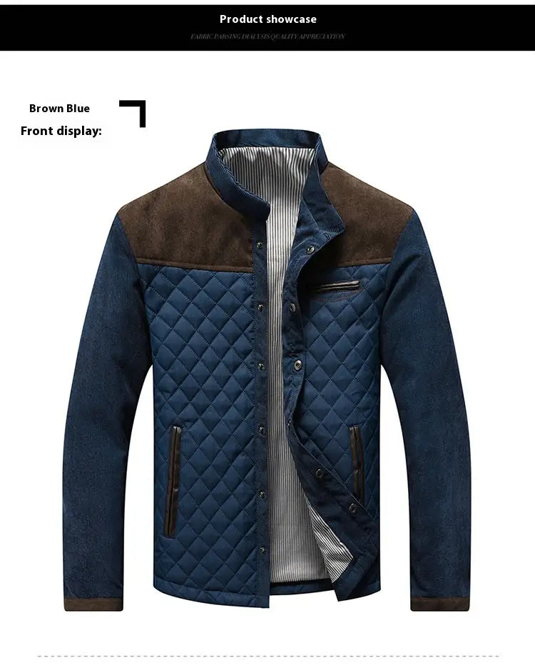 Veste matelassée pour hommes à col en daim, vêtement extérieur en coton, bleu marine et brun, avec des panneaux d’épaules en daim contrastant et des poches zippées à l’avant.