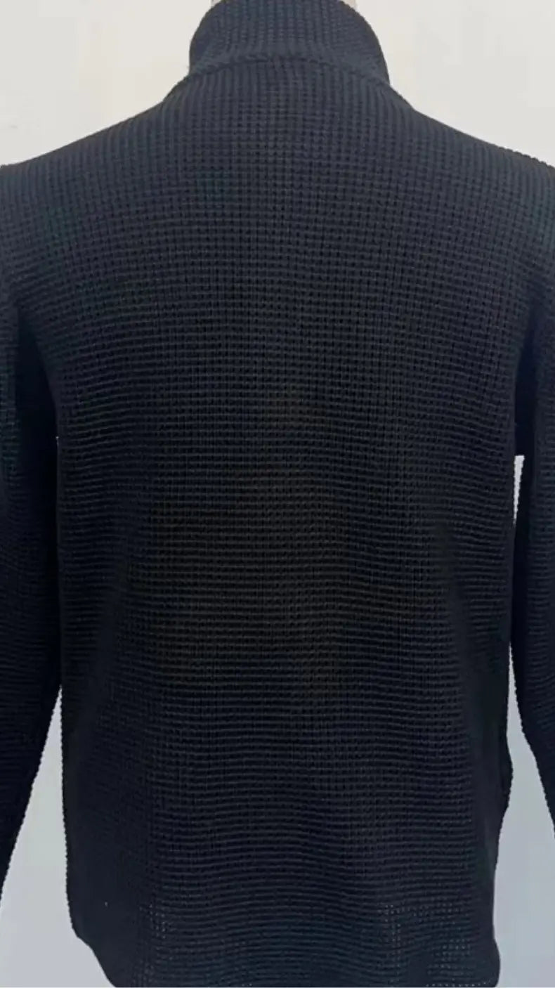 Pull en cardigan en maille côtelée noire pour homme, avec col montant et motif gaufré texturé