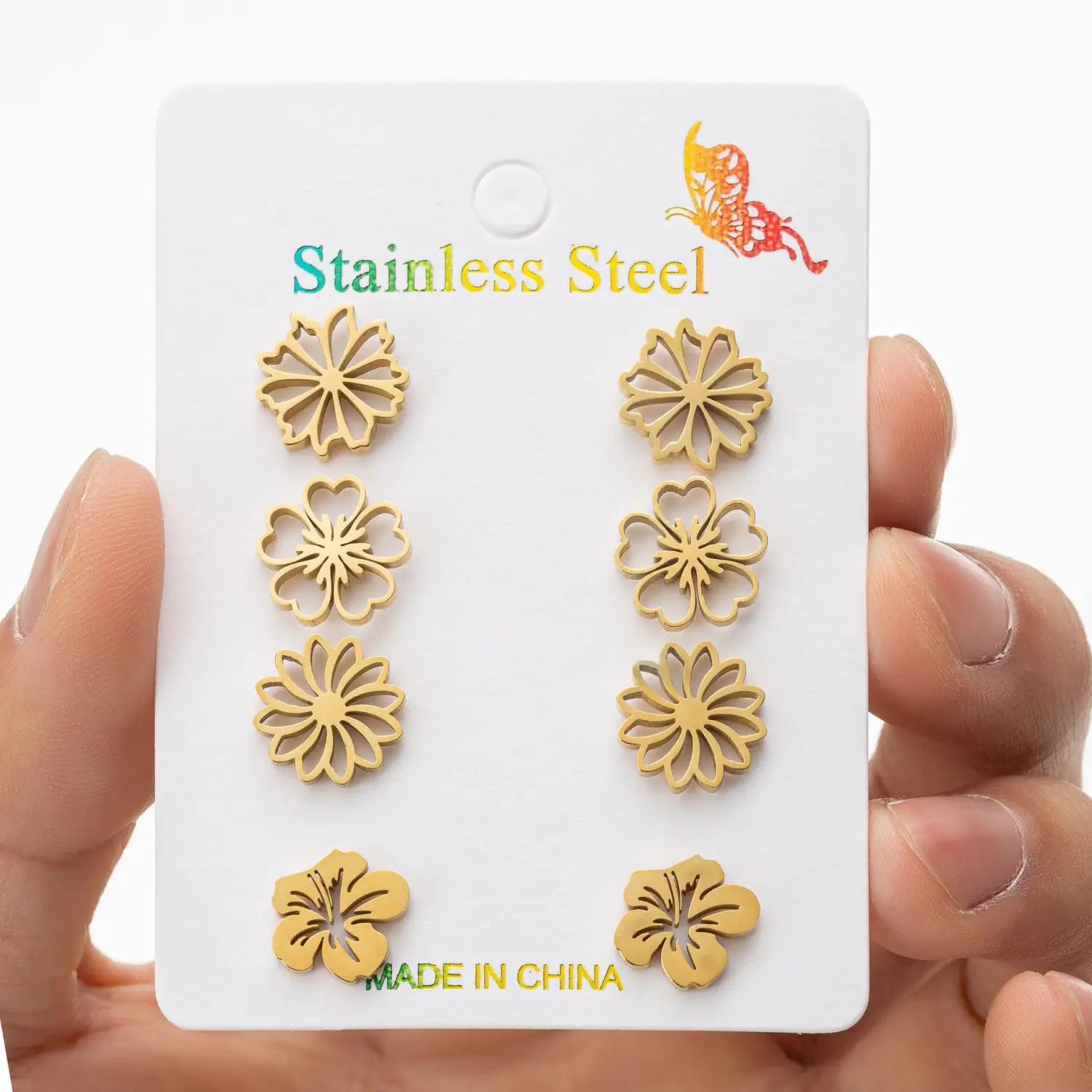 Boucles d’oreilles à clous en acier inoxydable de couleur dorée, en forme de fleur, présentées sur une carte blanche, issues d’un ensemble de 6 boucles d’oreilles à clous en acier inoxydable à motif floral.